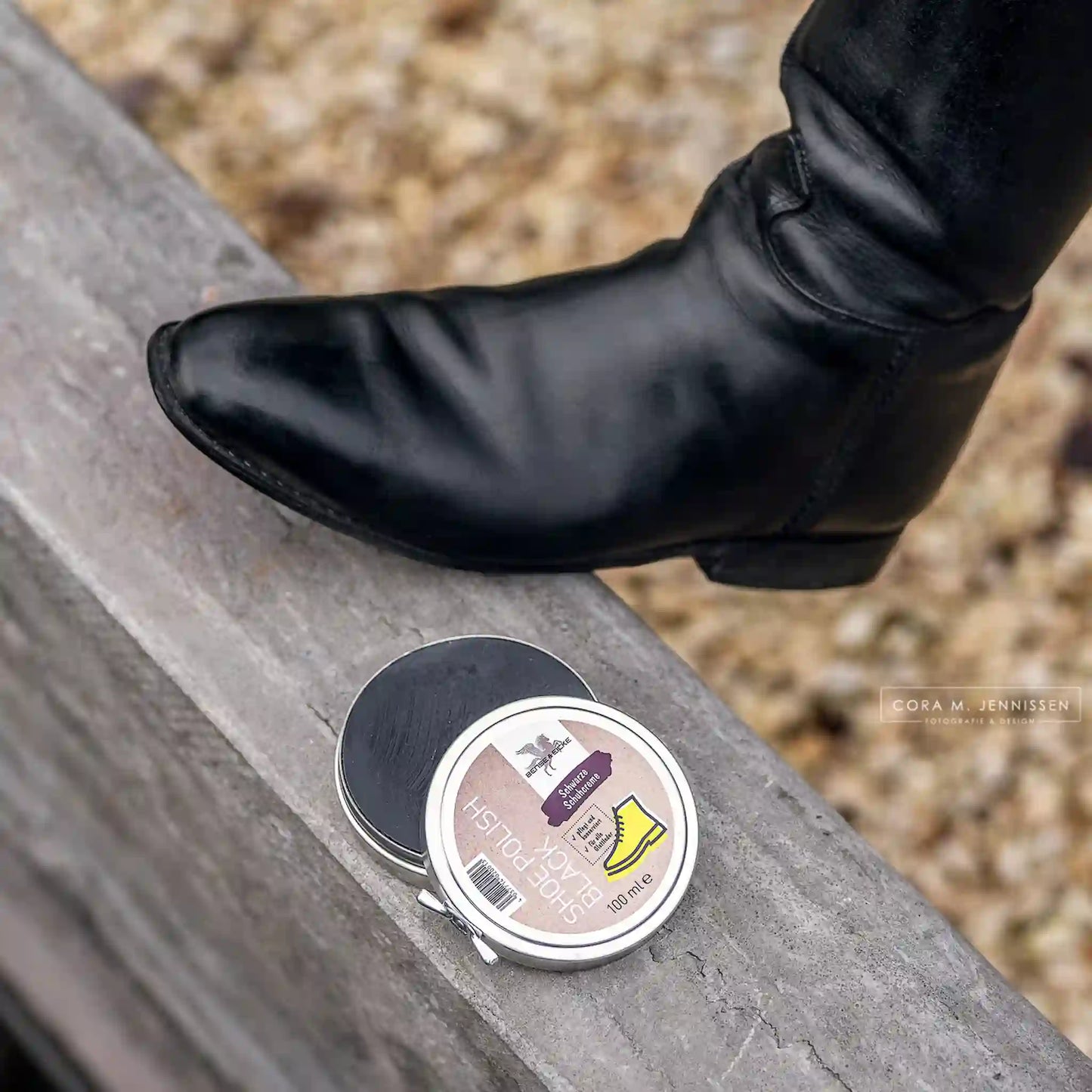 Bense & Eicke Shoe Polish black beim Auftragen auf Reitstiefel für intensive Farbauffrischung