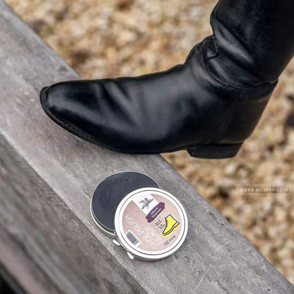 Bense & Eicke Shoe Polish black beim Auftragen auf Reitstiefel für intensive Farbauffrischung
