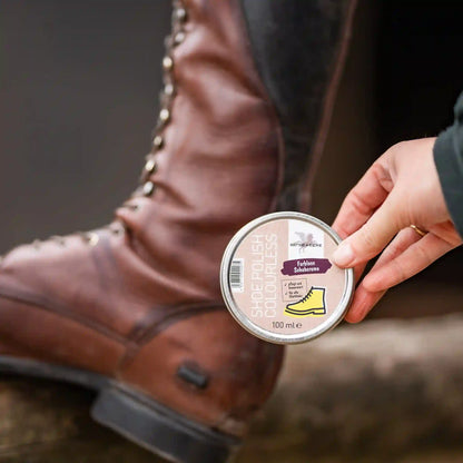 Bense & Eicke Shoe Polish colourless mit weichem Tuch angewendet für gleichmäßige Pflege von Schuhen