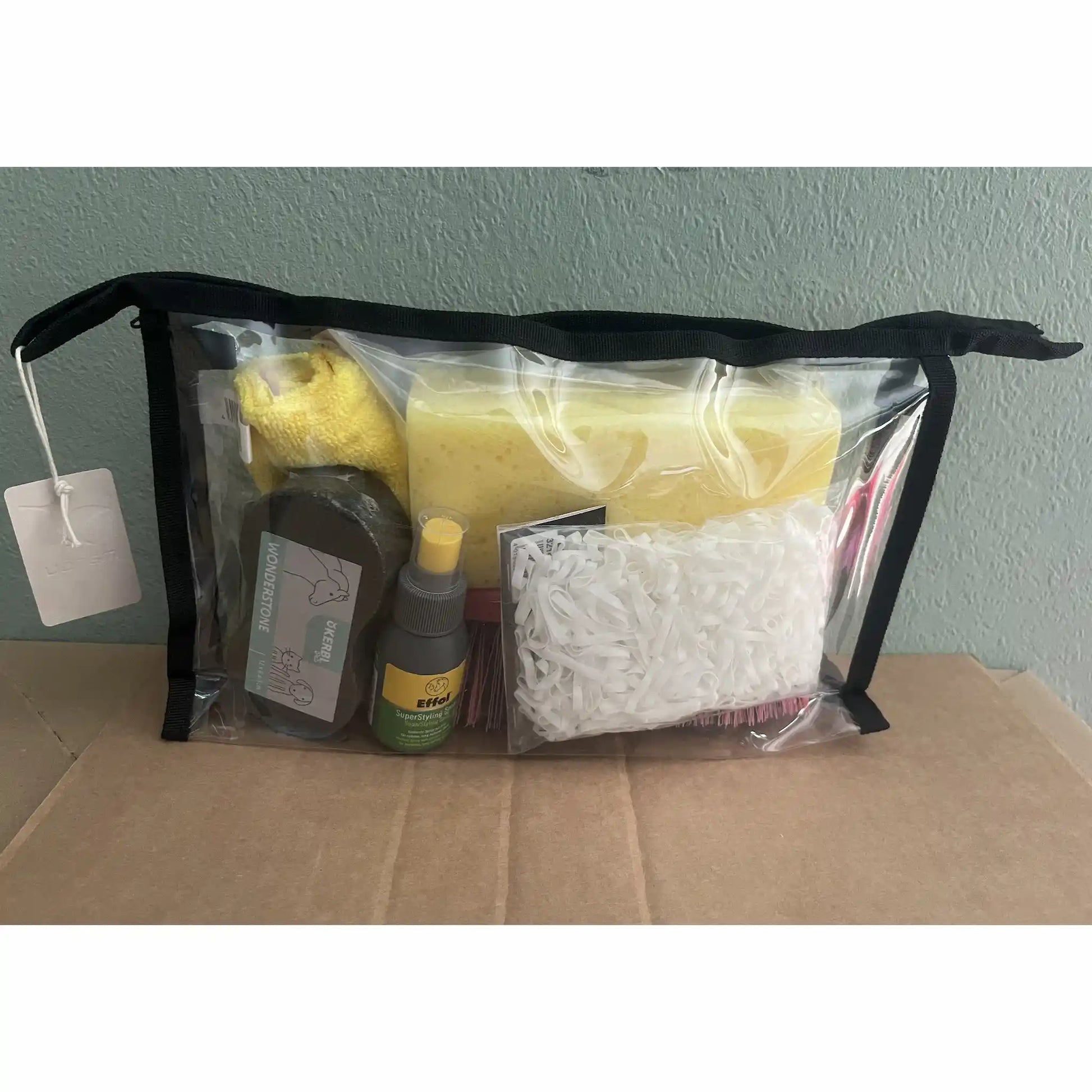 Gepackte Turnierbox fürs Pferd in transparenter Tasche – Rückansicht