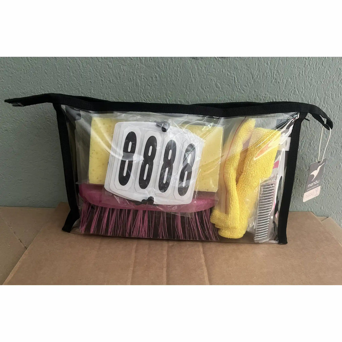 Gepackte Turnierbox fürs Pferd in transparenter Tasche – Vorderansicht